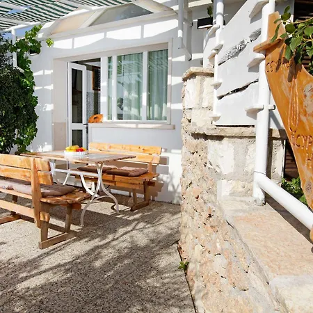 Cypress House Bol